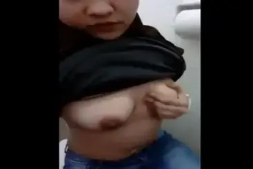 ABG Hijab Hitam Colmek Liar di Toilet Umum Basah poster