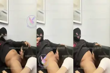 Gadis Mulus Cantik Pasrah Posisi Doggy Kasur poster