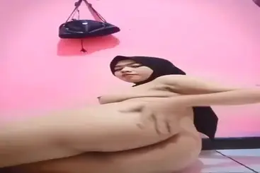Jilbab Soleh Colmek Diam Diam Nunggu Pacar Di Belakang Tas Lumer poster